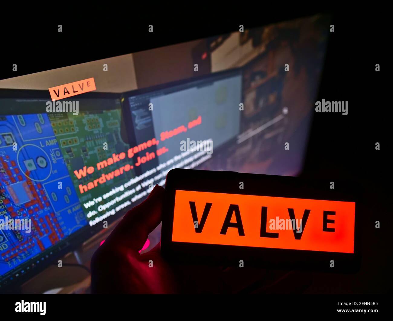 Persona que sostiene smartphone con el logotipo de la empresa de videojuegos Valve Corporation