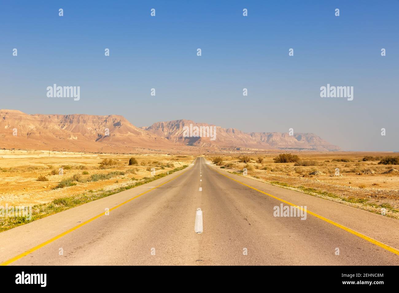 Carretera sin fin conducir vacío desierto paisaje copyspace copiar espacio distancia infinita Foto de stock