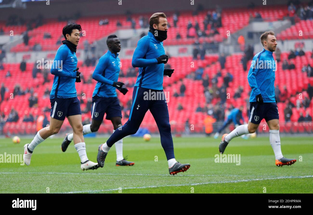Fútbol - Premier League - Tottenham Hotspur vs Huddersfield Town - Wembley Stadium, Londres, Gran Bretaña - 3 de marzo de 2018 Harry Kane de Tottenham y compañeros de equipo durante el calentamiento antes del partido REUTERS/Eddie Keogh SÓLO USO EDITORIAL. No se utiliza con audio, video, datos, listas de dispositivos, logotipos de clubes/ligas o servicios "en vivo" no autorizados. Uso en línea en el partido limitado a 75 imágenes, sin emulación de vídeo. No se utiliza en apuestas, juegos o publicaciones de un solo club/liga/jugador. Póngase en contacto con su representante de cuenta para obtener más información. Foto de stock