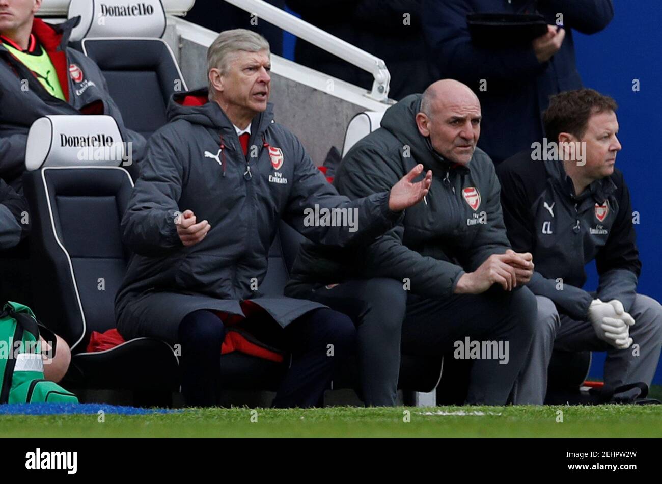 Fútbol - Premier League - Brighton & Hove Albion vs Arsenal - The American Express Community Stadium, Brighton, Gran Bretaña - 4 de marzo de 2018 Arsene Wenger, gerente del Arsenal y Steve Bould Look desanimado REUTERS/Eddie Keogh SÓLO USO EDITORIAL. No se utiliza con audio, video, datos, listas de dispositivos, logotipos de clubes/ligas o servicios "en vivo" no autorizados. Uso en línea en el partido limitado a 75 imágenes, sin emulación de vídeo. No se utiliza en apuestas, juegos o publicaciones de un solo club/liga/jugador. Póngase en contacto con su representante de cuenta para obtener más información. Foto de stock