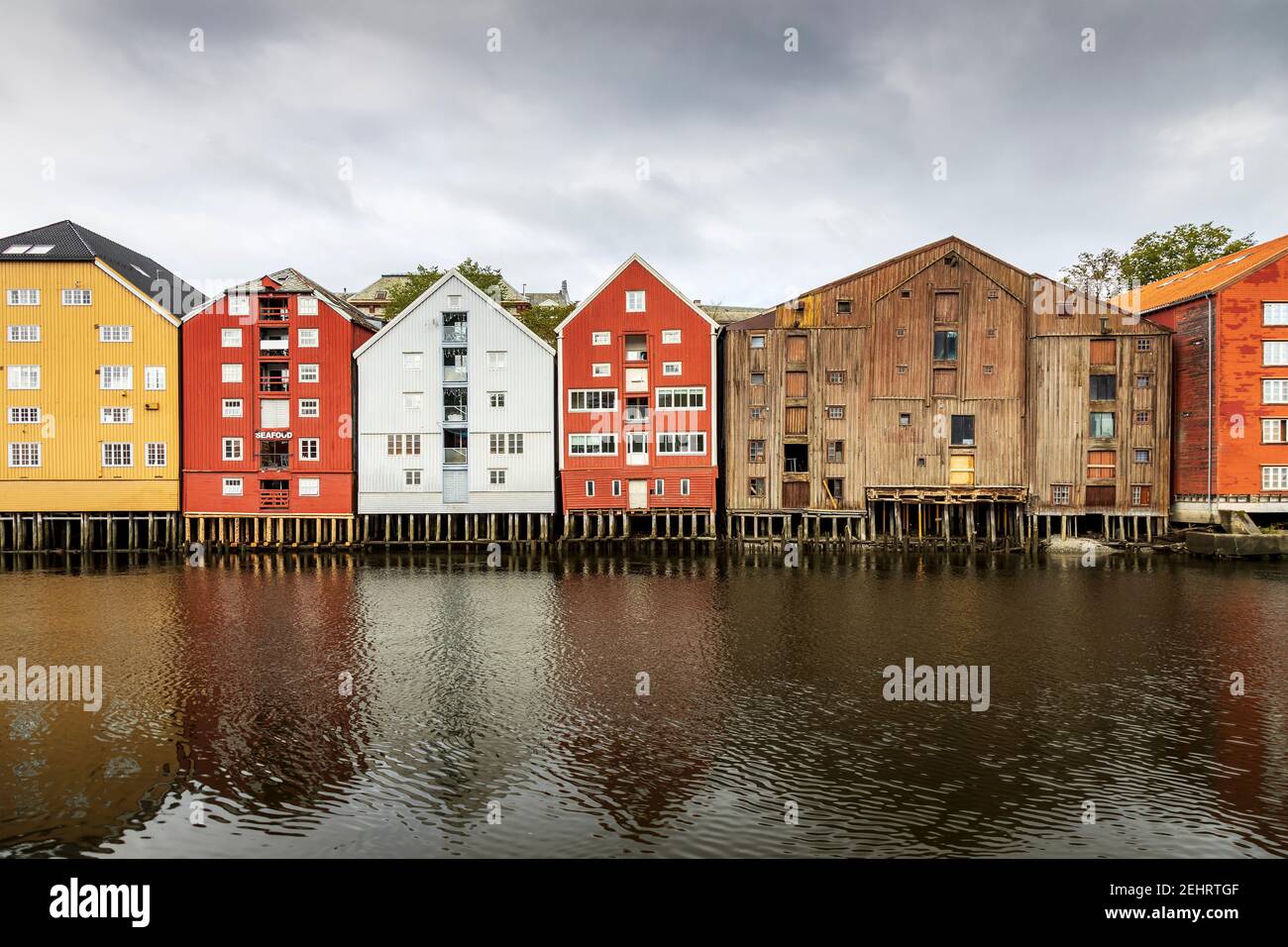 Coloridos edificios a lo largo del río nidelva, en Trondheim, Noruega. Foto de stock