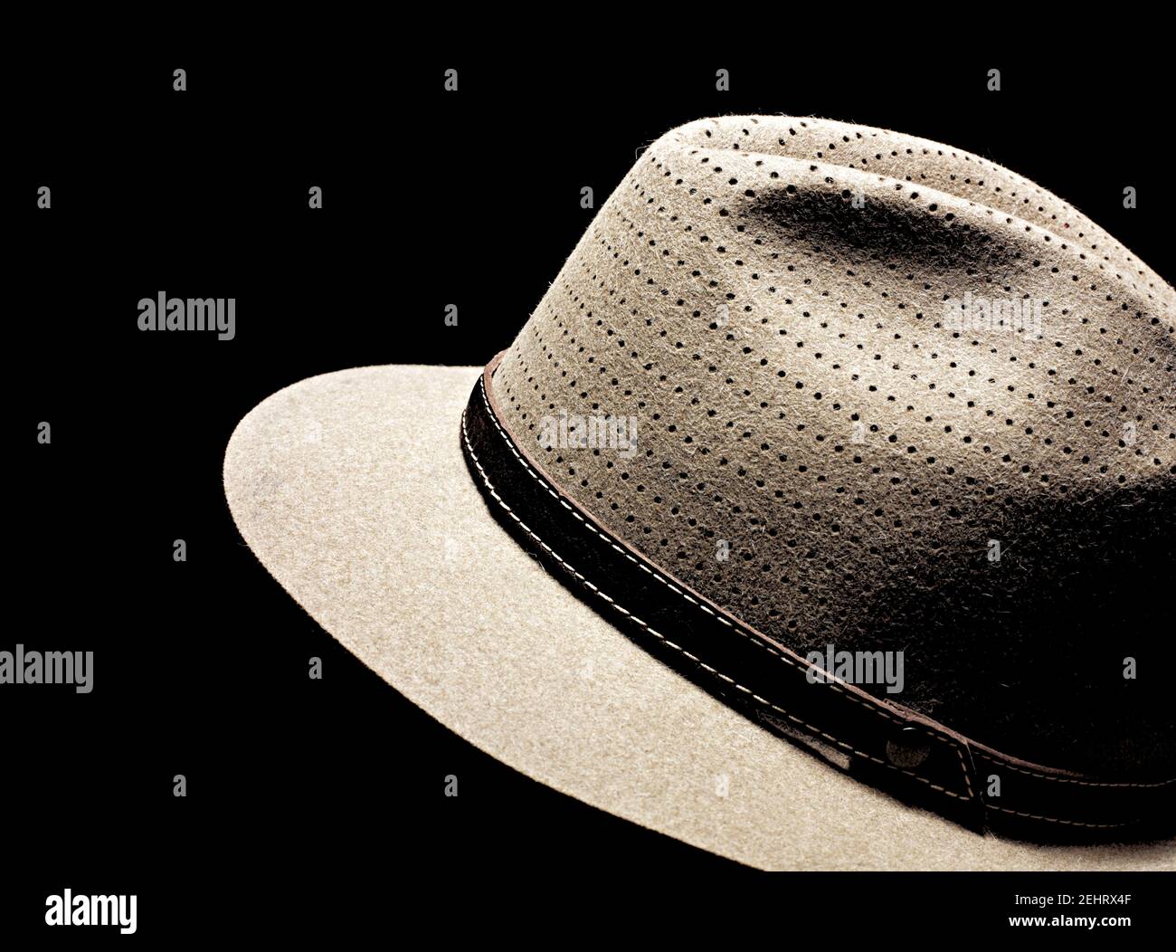Elegante sombrero italiano a para hombre con aislado en negro. Disparo de estudio macro Fotografía de stock - Alamy