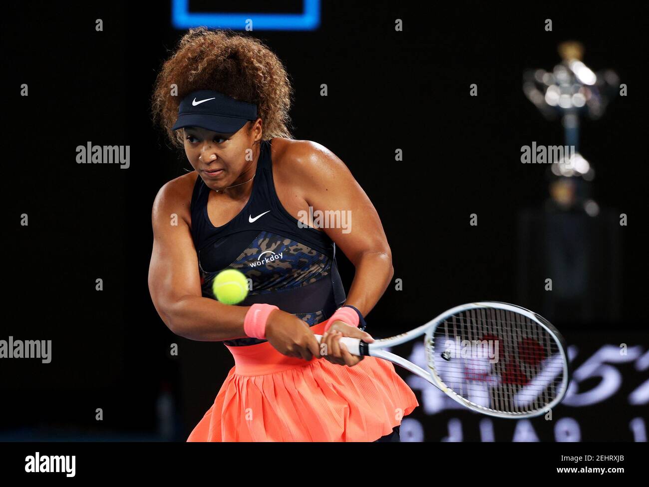 Tenis - Abierto de Australia - final de solteros de mujeres - Melbourne  Park, Melbourne, Australia, 20 de febrero de 2021 Naomi Osaka de Japón en  acción durante su partido final contra