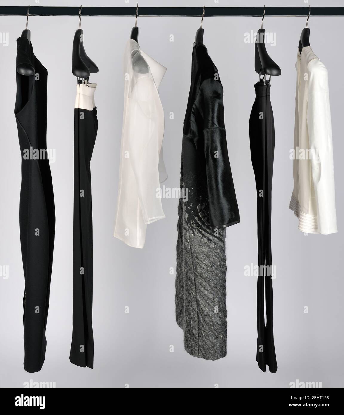collar En particular pavimento Conjuntos de ropa femenina elegante y moderna colgando en una tienda a la  venta Fotografía de stock - Alamy