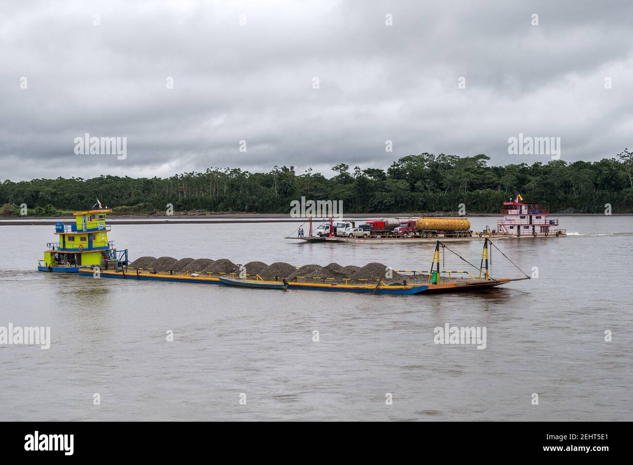 Ferries de grava y camiones, Río Napo, selva amazónica, Parque Nacional Yasuní, Ecuador Foto de stock