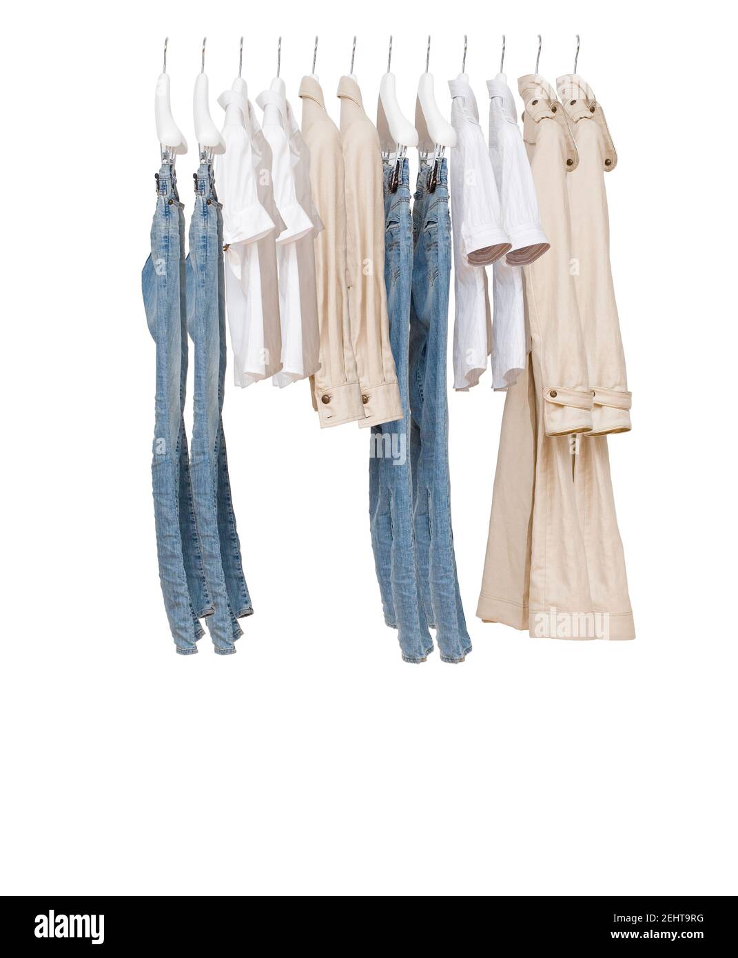 Conjuntos de ropa femenina elegante y moderna colgando en una tienda a la  venta Fotografía de stock - Alamy