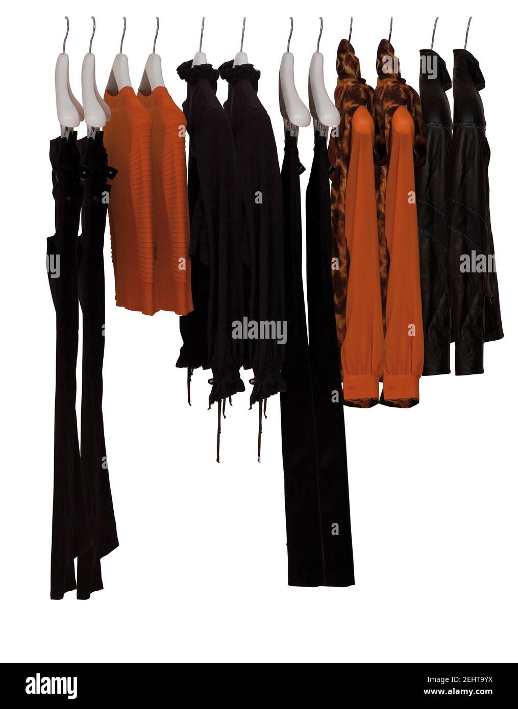 collar En particular pavimento Conjuntos de ropa femenina elegante y moderna colgando en una tienda a la  venta Fotografía de stock - Alamy