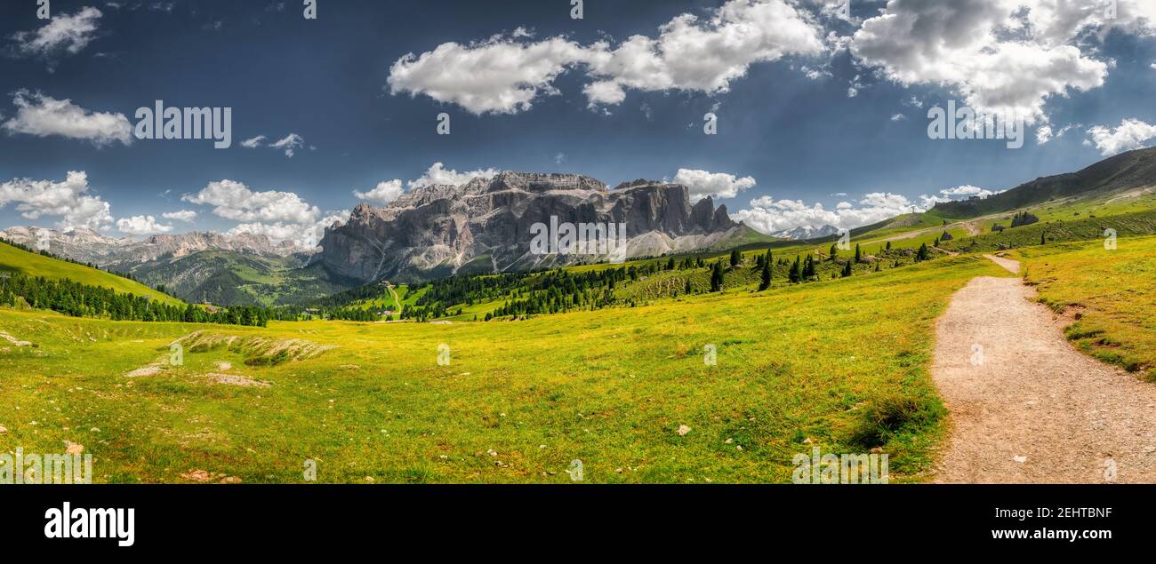 Impresionante paisaje de montaña Dolomitas en una tarde brillante, temporada de verano Foto de stock