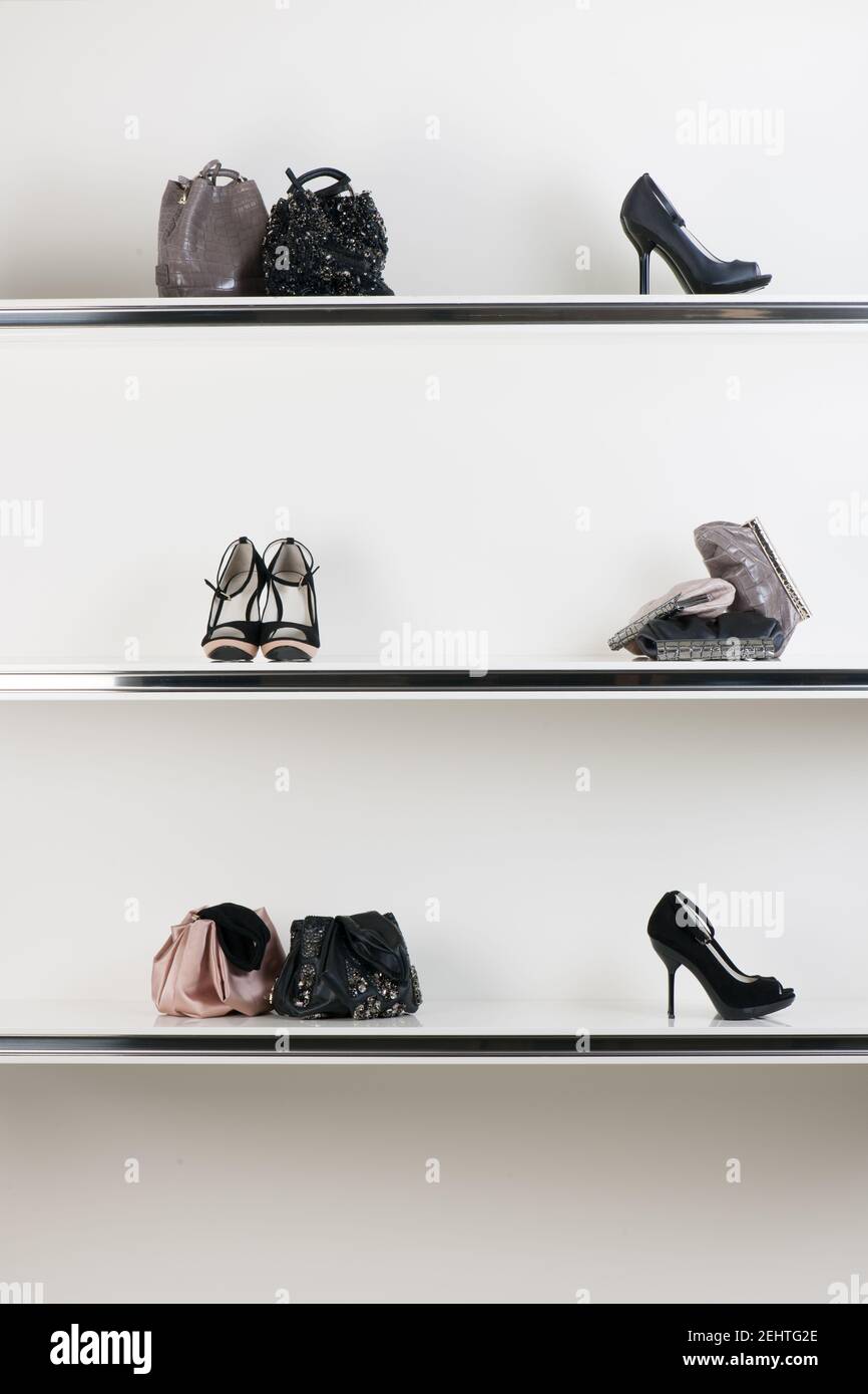 Accesorios, zapatos y bolsas para mujeres, a la venta durante el período de  venta Fotografía de stock - Alamy