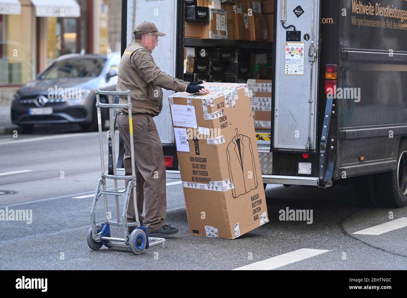 UPS entrega de paquetes en el trabajo, servicio de entrega de paquetes,  United Parcel en el centro de Munich. Servicio, paquete, paquetes, servicio  de paquete, entregar, entrega, descarga, despacho, transportador, camión de