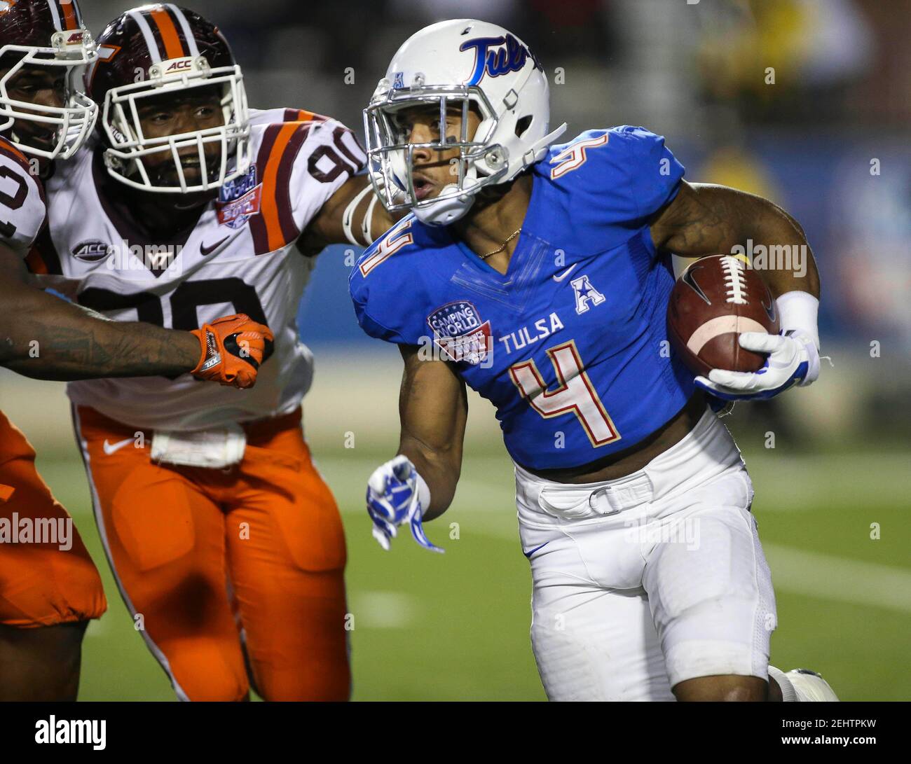 26 de diciembre de 2015; Shreveport, LA, EE.UU.; Tulsa Golden Hurricane  corriendo de vuelta D'Angelo Brewer (4) lleva el balón durante el tercer  cuarto contra los Virginia Tech Hokies en el Independence