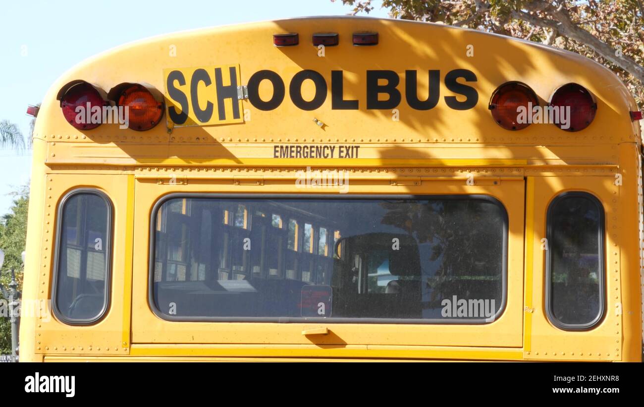 Icónico autobús escolar amarillo en los Ángeles, California EE.UU. Camión clásico para estudiantes vista trasera. Luces del vehículo para la seguridad de los niños transportatio Foto de stock