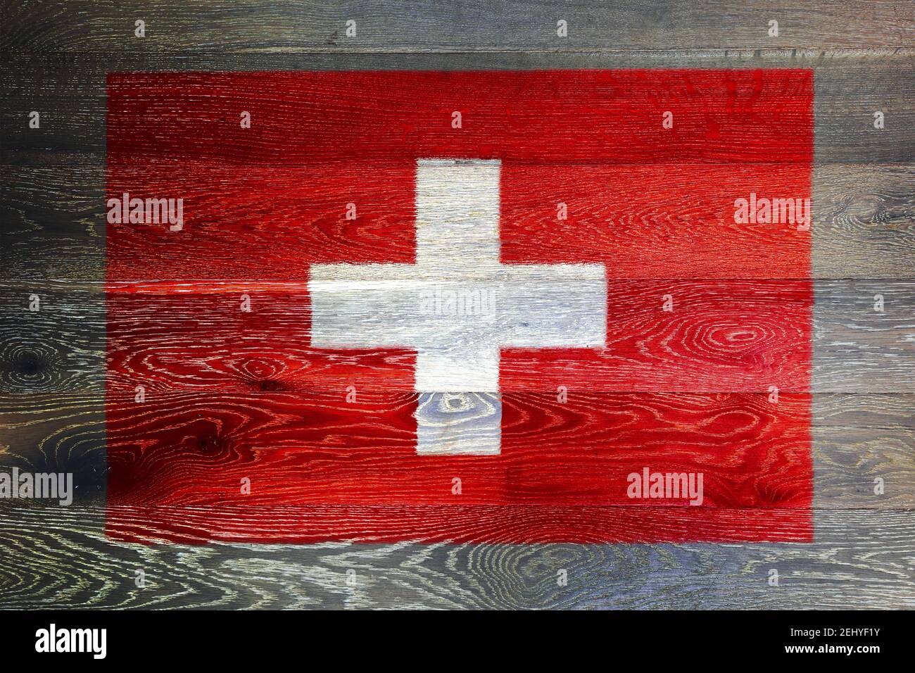 Suiza bandera sobre la antigua madera rústica superficie de fondo Foto de stock