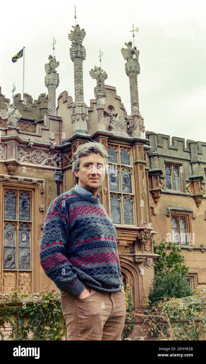 STEVENAGE - INGLATERRA 90: David Lytton-Cobbold, segundo Barón Cobbold posando fuera de la casa familiar “Knebworth House, Hertfordshire, Inglaterra el 1990. Foto de stock