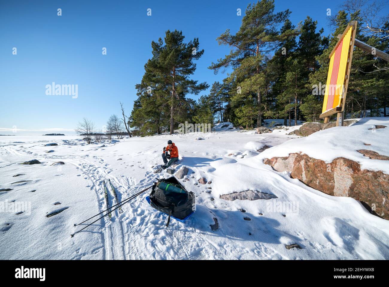 Tener un descanso durante el esquí en el archipiélago de Espoo, Finlandia Foto de stock