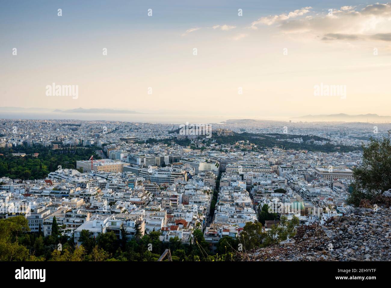 Partenón desde la colina de Lycabettus hasta el mar Egeo en Atenas, Grecia. Foto de stock