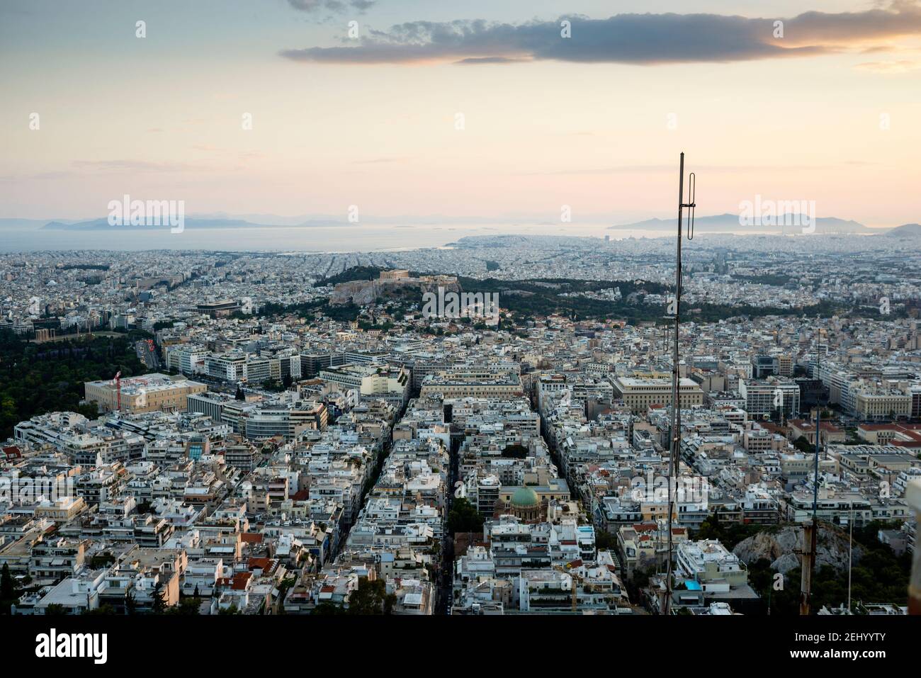 Partenón desde la colina de Lycabettus hasta el mar Egeo en Atenas, Grecia. Foto de stock