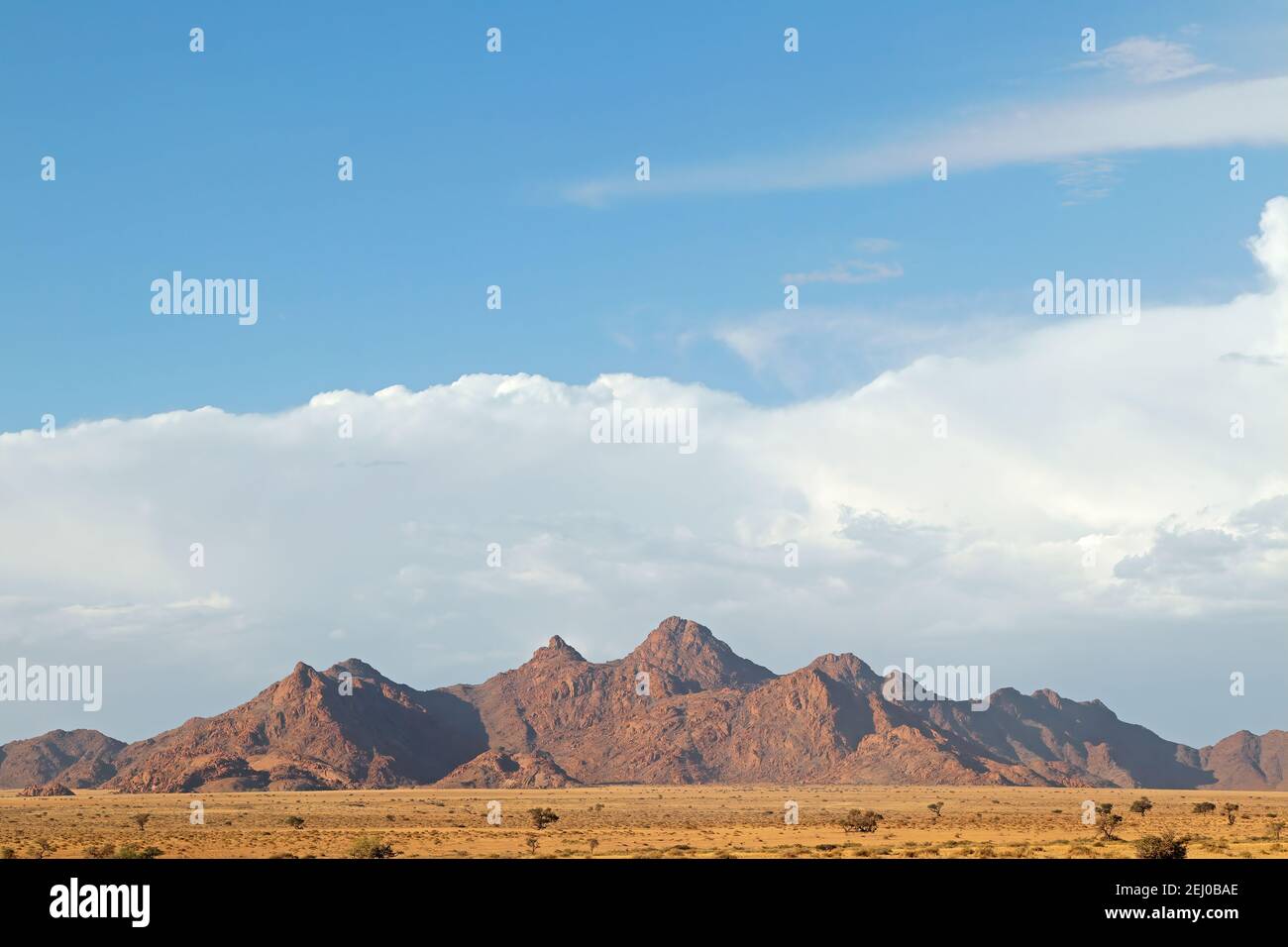 Accidentado paisaje de montaña con el cielo nublado, el desierto de Namib, Namibia Foto de stock