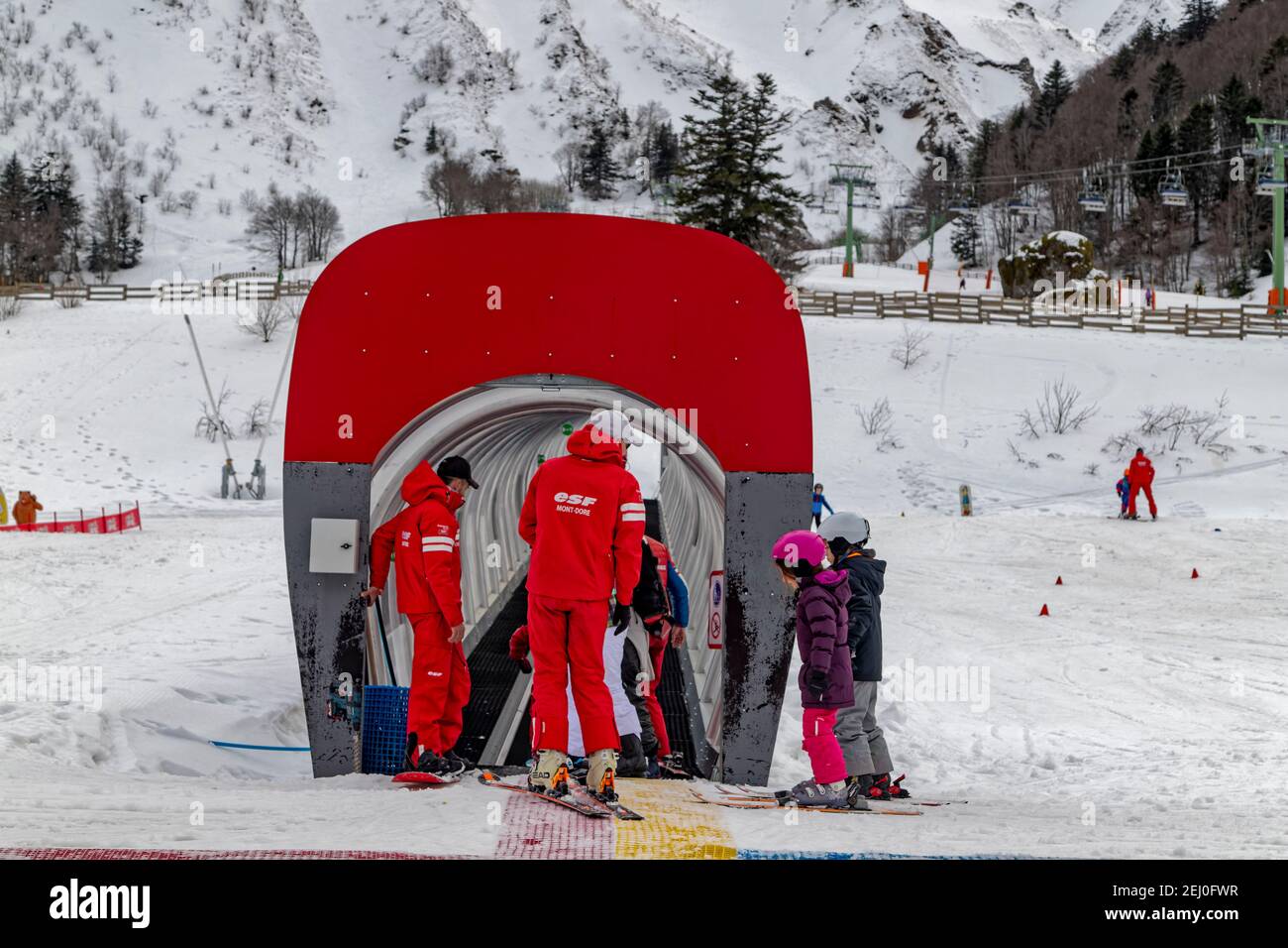 Le Mont-Dore, Francia. 15 de febrero de 2021. El complejo Mont-Dore ofrece una amplia variedad de pistas para todos los niveles. Foto de stock