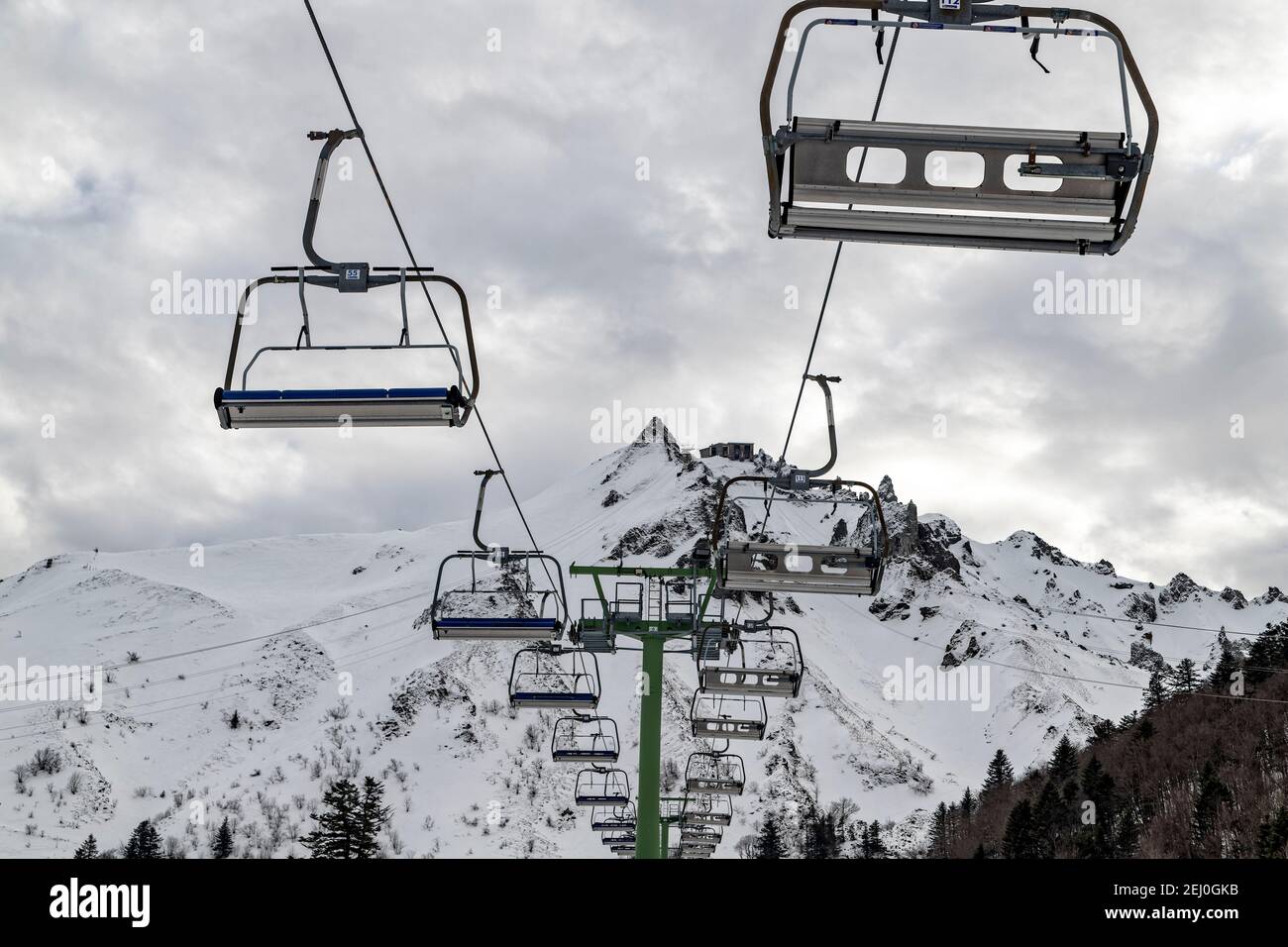 Le Mont-Dore, Francia. 15 de febrero de 2021. El complejo Mont-Dore ofrece una amplia variedad de pistas para todos los niveles. Foto de stock