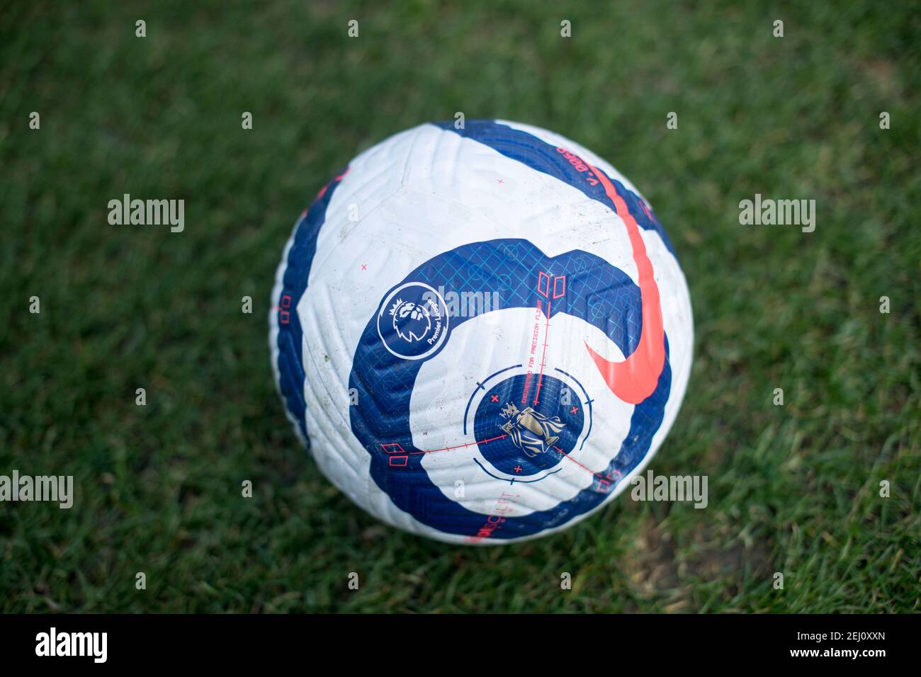 20 de febrero de 2021 balón de fútbol oficial de la Premier League Strike  de Nike. En una combinación de colores blancos con detalles azul y carmesí  láser, esta pelota tiene máquina-St
