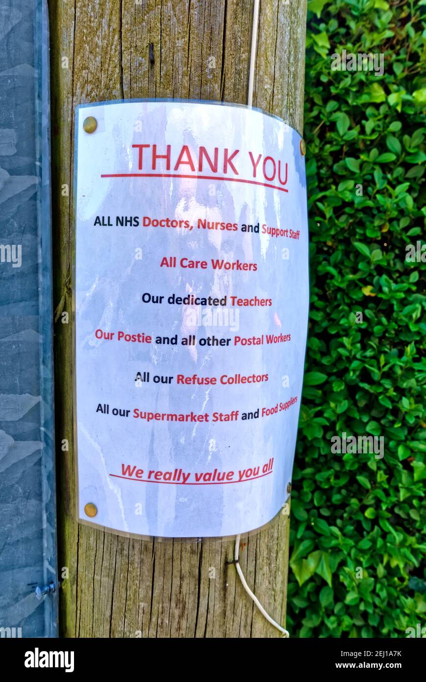 Warminster, Wiltshire / Reino Unido - 4 de mayo de 2020: Un aviso sobre un telégrafo que agradece a todos los trabajadores clave durante la crisis del Coronavirus Foto de stock