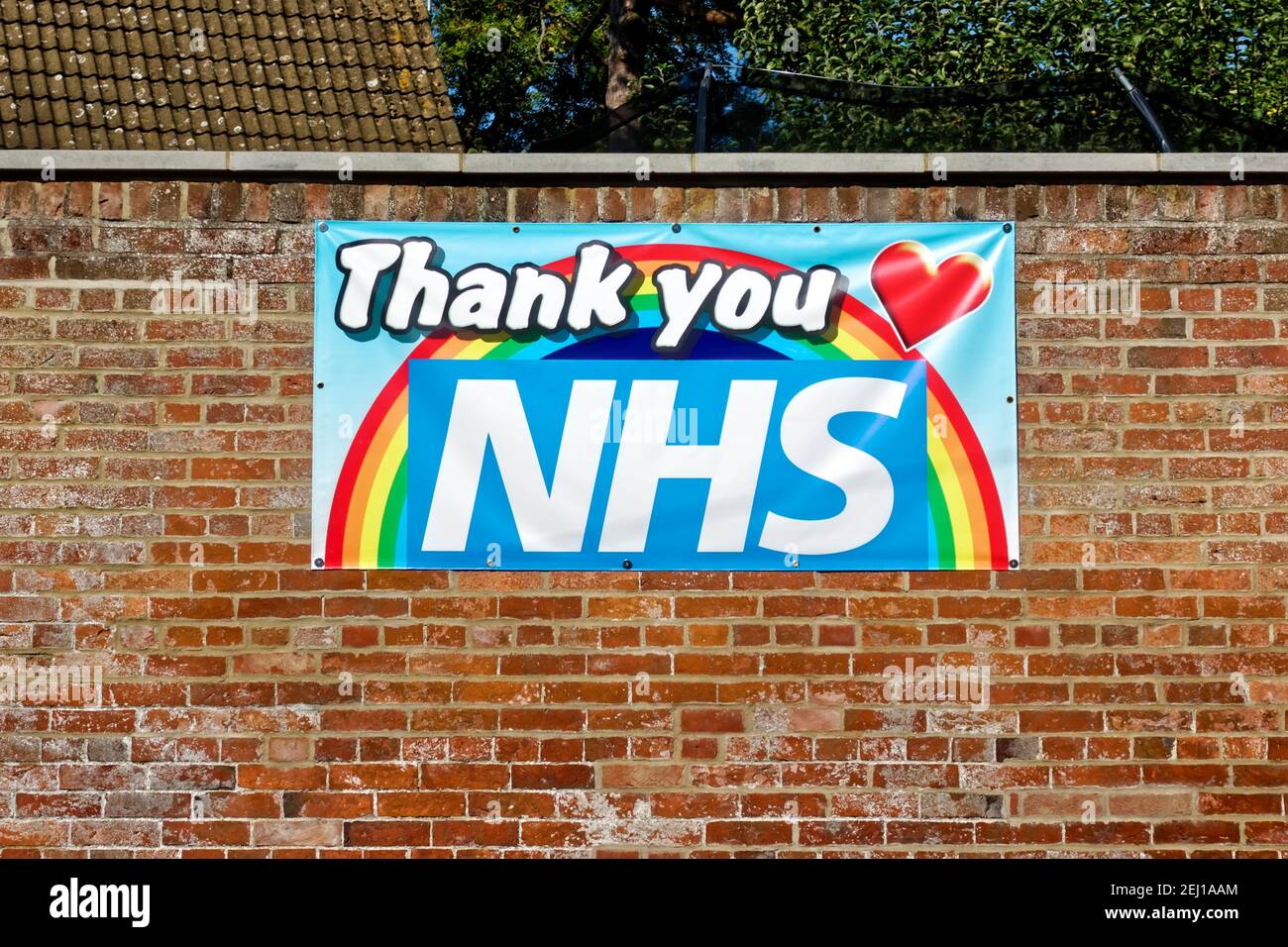 Warminster, Wiltshire / Reino Unido - September13 2020: Un colorido Gracias NHS Arcoiris de la esperanza pancarta adjunta a una pared de ladrillo Foto de stock