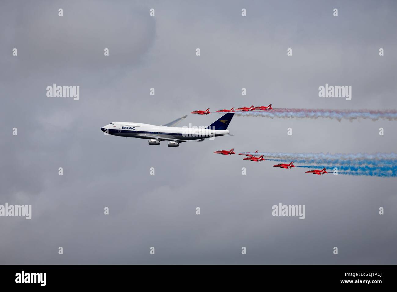 RAF Fairford, Gloucestershire, Reino Unido - Julio de 20 2019: Un Boeing 747- 400 de British Airways con las flechas rojas en el Riat 2019 Foto de stock