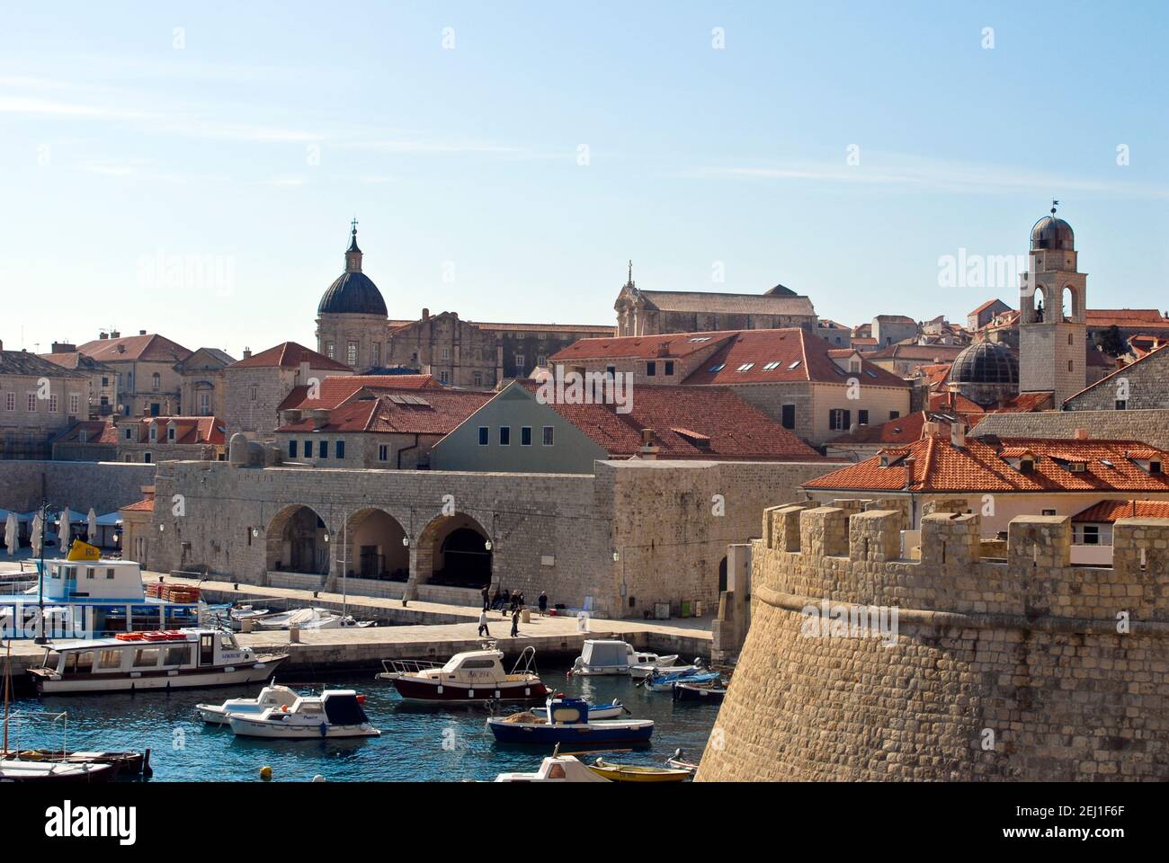 Puerto viejo de Dubrovnik, con montañas de fondo. Croacia Foto de stock