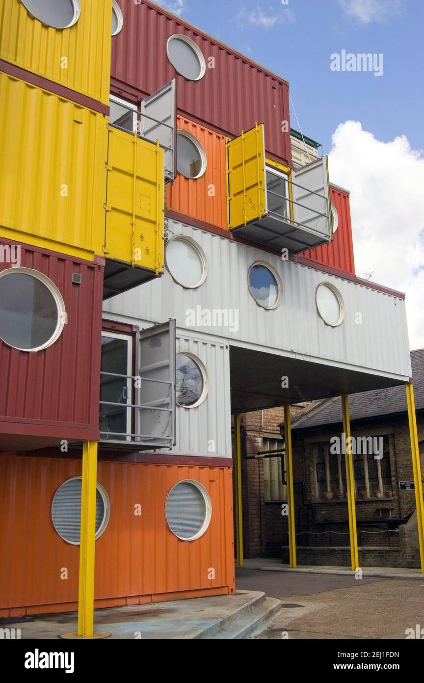 Un edificio hecho de contenedores de transporte antiguos. Docklands, Londres. Foto de stock