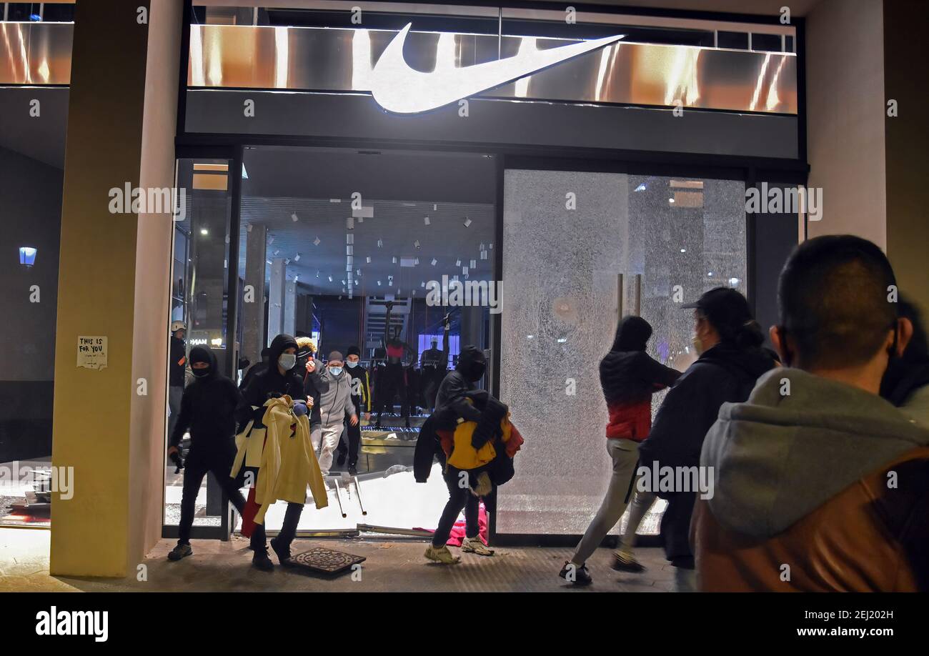 Los manifestantes saquean la ropa de la tienda Nike en la calle Paseo de  Gracia durante la manifestación.los manifestantes se manifestaron por el  quinto día después de que el rapero Pablo Hasél