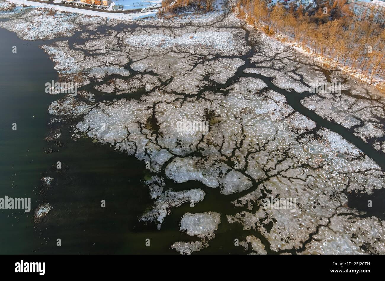 Deriva de hielo en el río a principios de la primavera de el hielo flota por el arroyo Foto de stock
