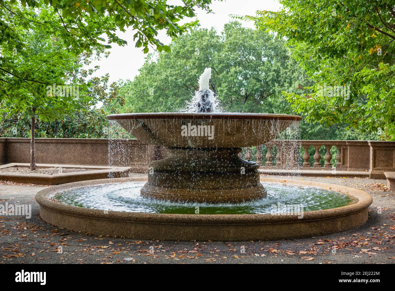 Gran fuente circular en los jardines superiores de Meridian Hill Park, ubicado en el barrio Columbia Heights de Washington, DC Foto de stock