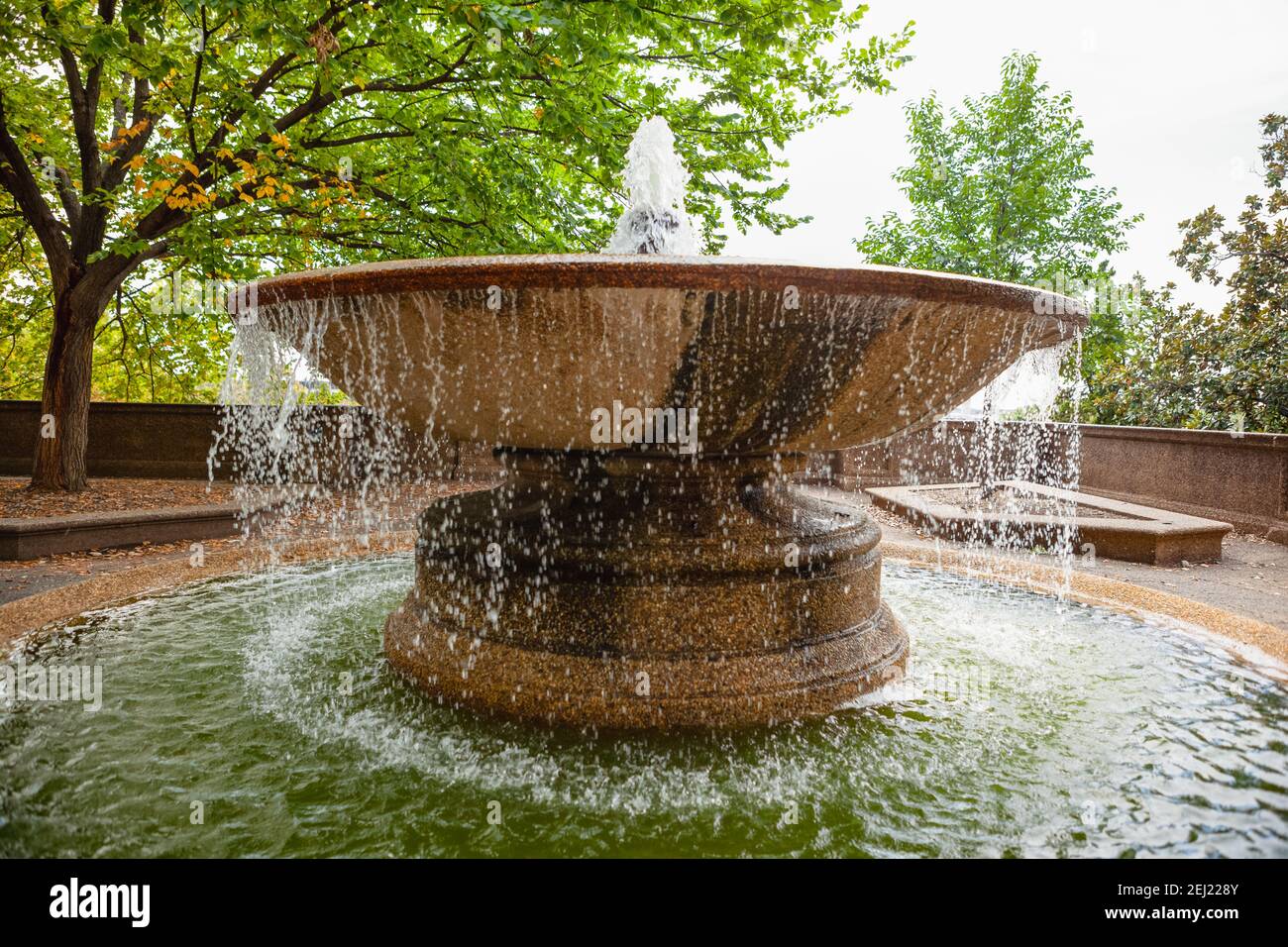 Gran fuente circular en los jardines superiores de Meridian Hill Park, ubicado en el barrio Columbia Heights de Washington, DC Foto de stock