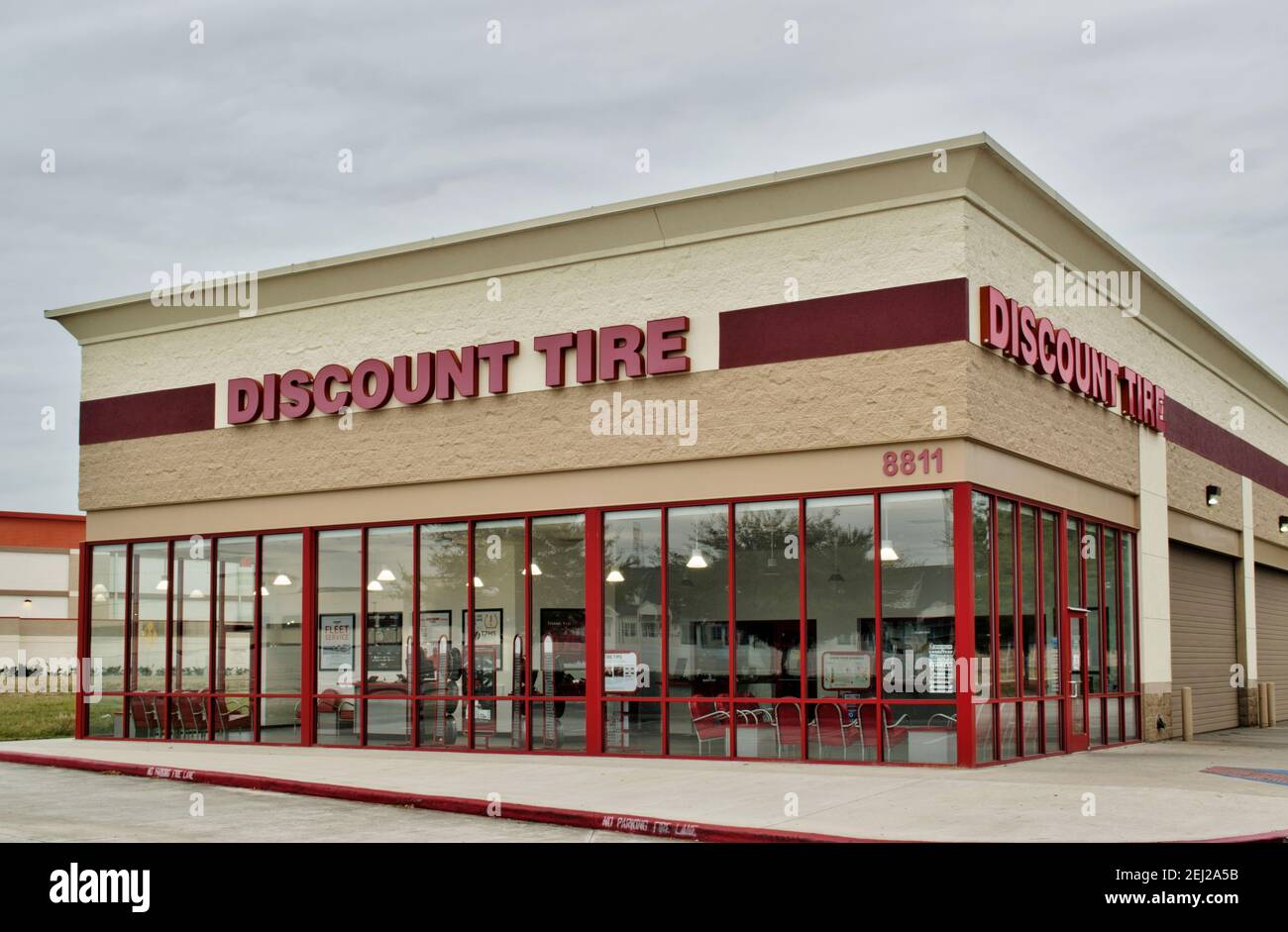 Humble, Texas USA 01-01-2020: Descuento Tienda de neumáticos exterior en Humble, TX, vista angular. Foto de stock
