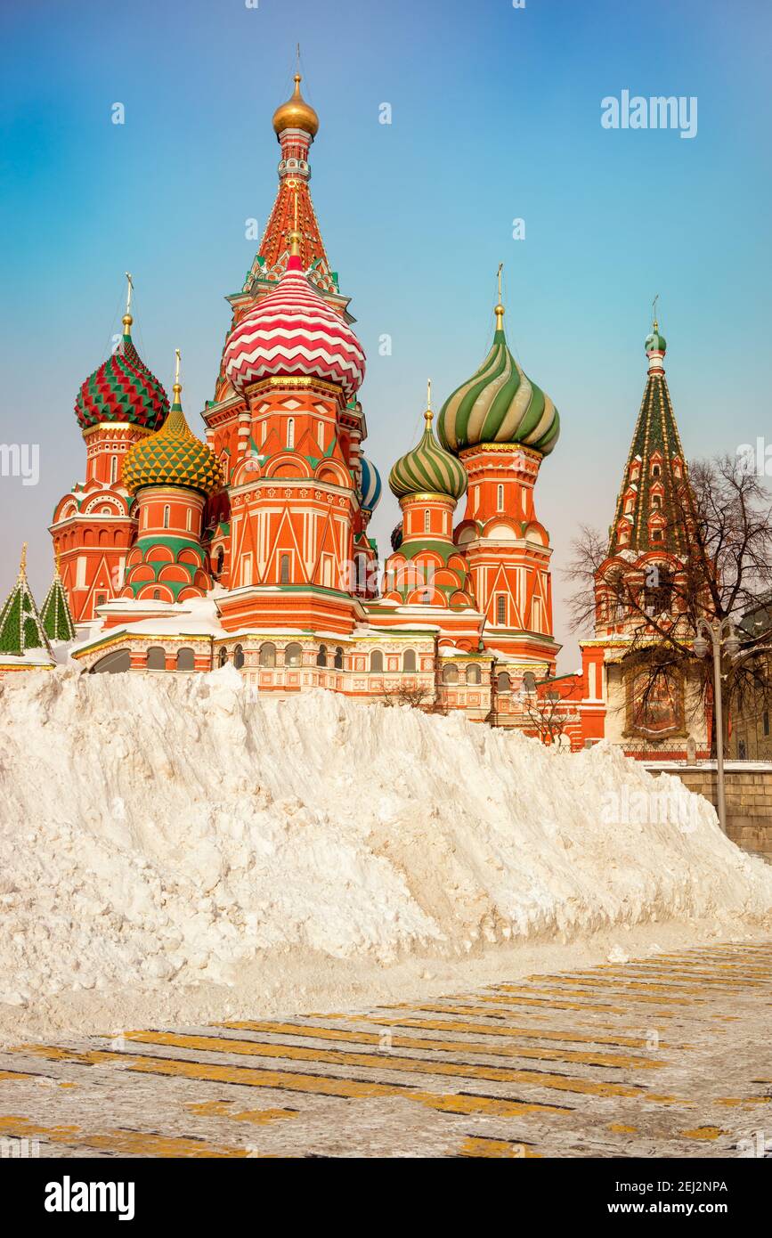 Pila de nieve cerca de la Catedral de San Basilio, invierno, Moscú, Rusia. Foto de stock
