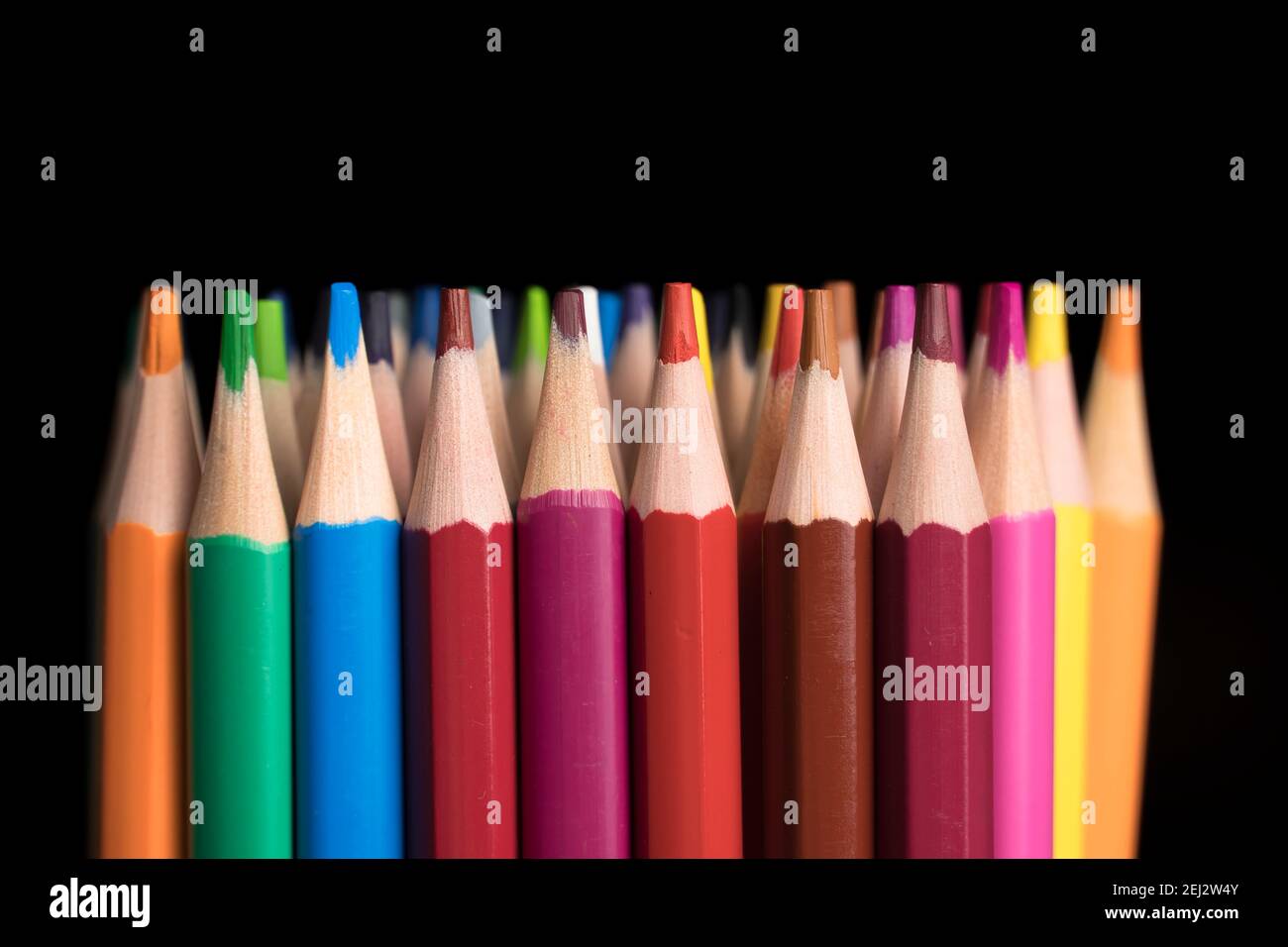 Un juego de lápices de colores, papelería. Muchos lápices de colores en la  mesa. Juegos de dibujo y Arte Visual Fotografía de stock - Alamy