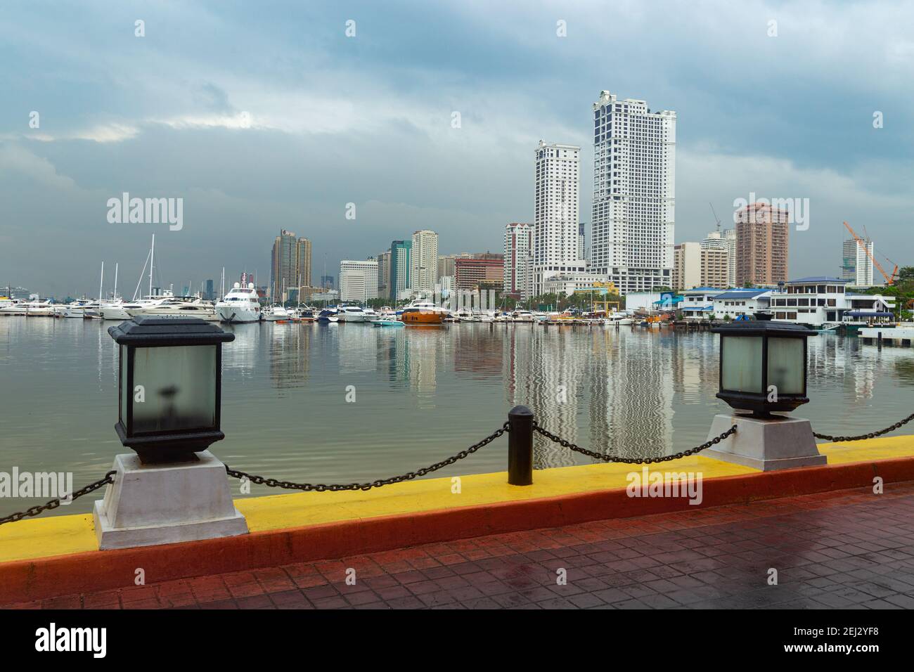 Manila, Filipinas - 27 de noviembre de 2020: Vista a la plaza del puerto, después de la lluvia Foto de stock