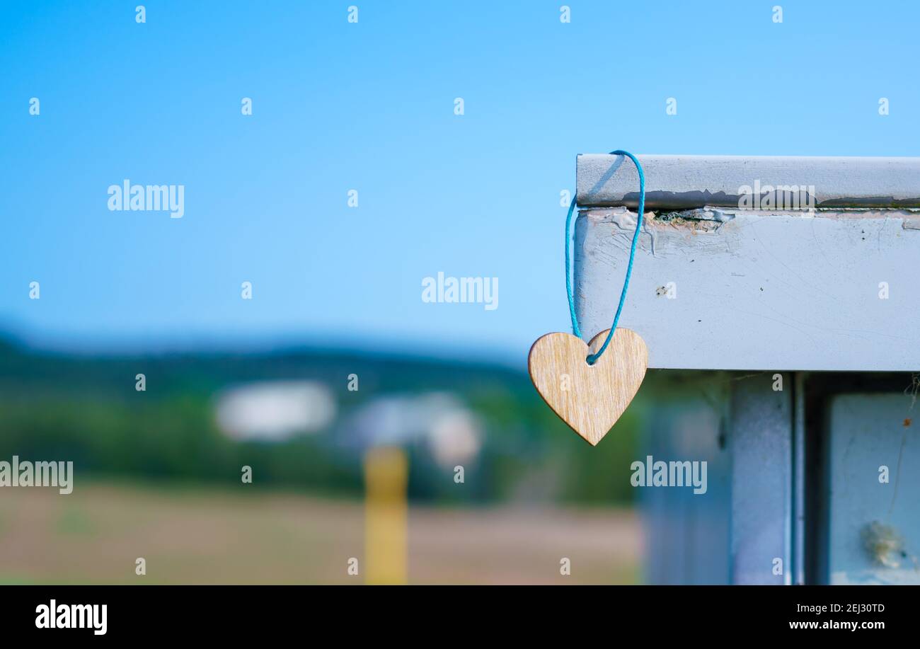 Símbolo de corazón de madera en el fondo de la naturaleza Foto de stock