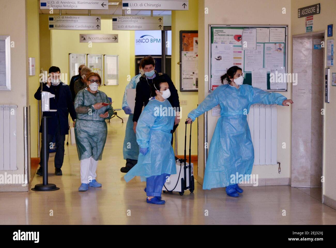 3/13/2021 - Hospital Codogno, donde el niño que contrajo el Coronavirus es hospitalizado, clínicas y salas de emergencia cerradas, técnicos para la desinfección de las salas ocupadas por los infectados (Codogno - 2020-02-21, Maurizio Maule) ps la foto se puede utilizar en el respeto por el contexto en el que fue tomada, y sin la intención difamatoria del decoro de las personas representadas uso editorial solamente (Foto por IPA/Sipa USA) Foto de stock