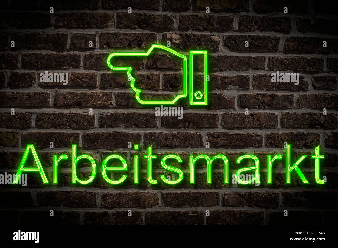 Foto detallada de un cartel de neón en una pared con La inscripción Arbeitsmarkt Foto de stock