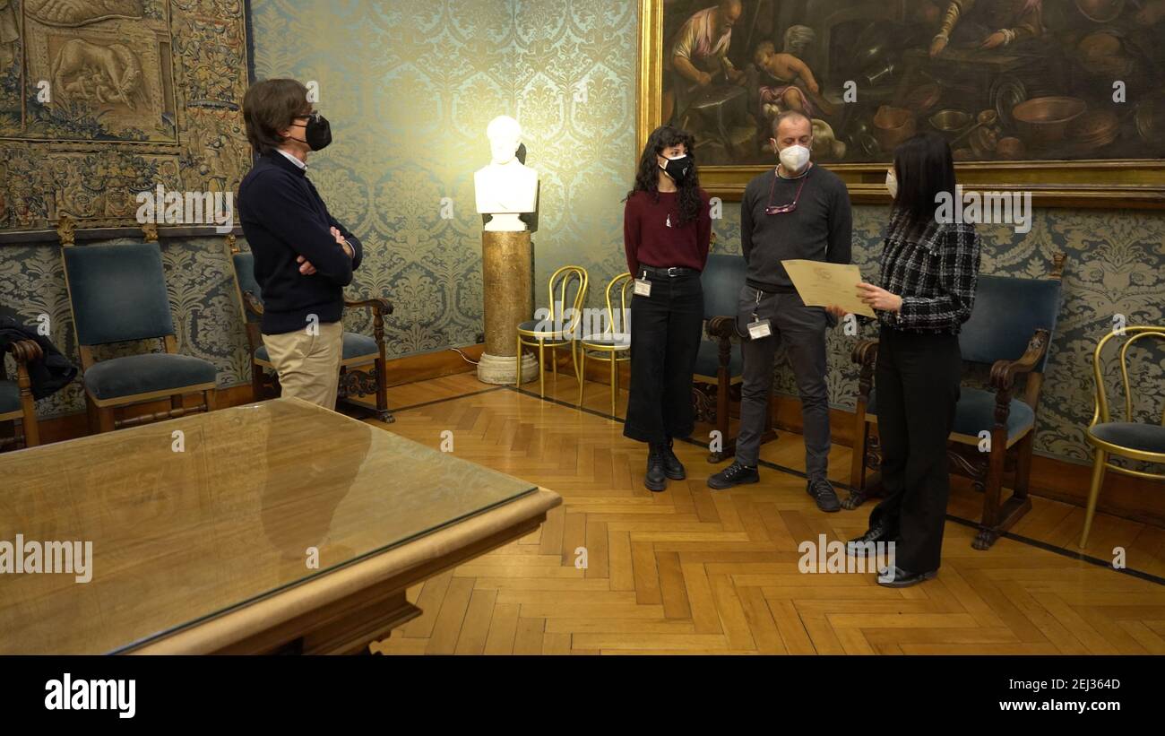LA RIVISTA PHOTOPRESS MONDO SOMMERSO HA CONSEGNATO LA QUARTA BENERENZA ALFIERE BLU ALLA SINDACA VIRGINIA RAGGI Foto de stock