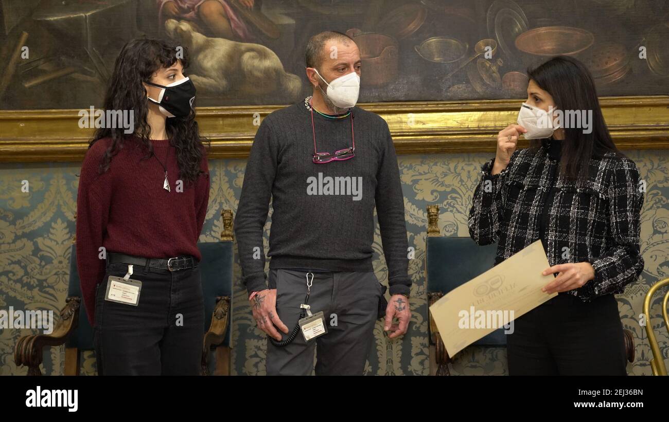 LA RIVISTA PHOTOPRESS MONDO SOMMERSO HA CONSEGNATO LA QUARTA BENERENZA ALFIERE BLU ALLA SINDACA VIRGINIA RAGGI Foto de stock