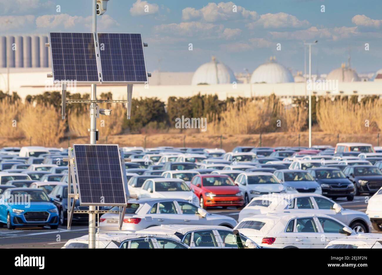 Importación de coches nuevos en la industria del automóvil, panel solar Foto de stock