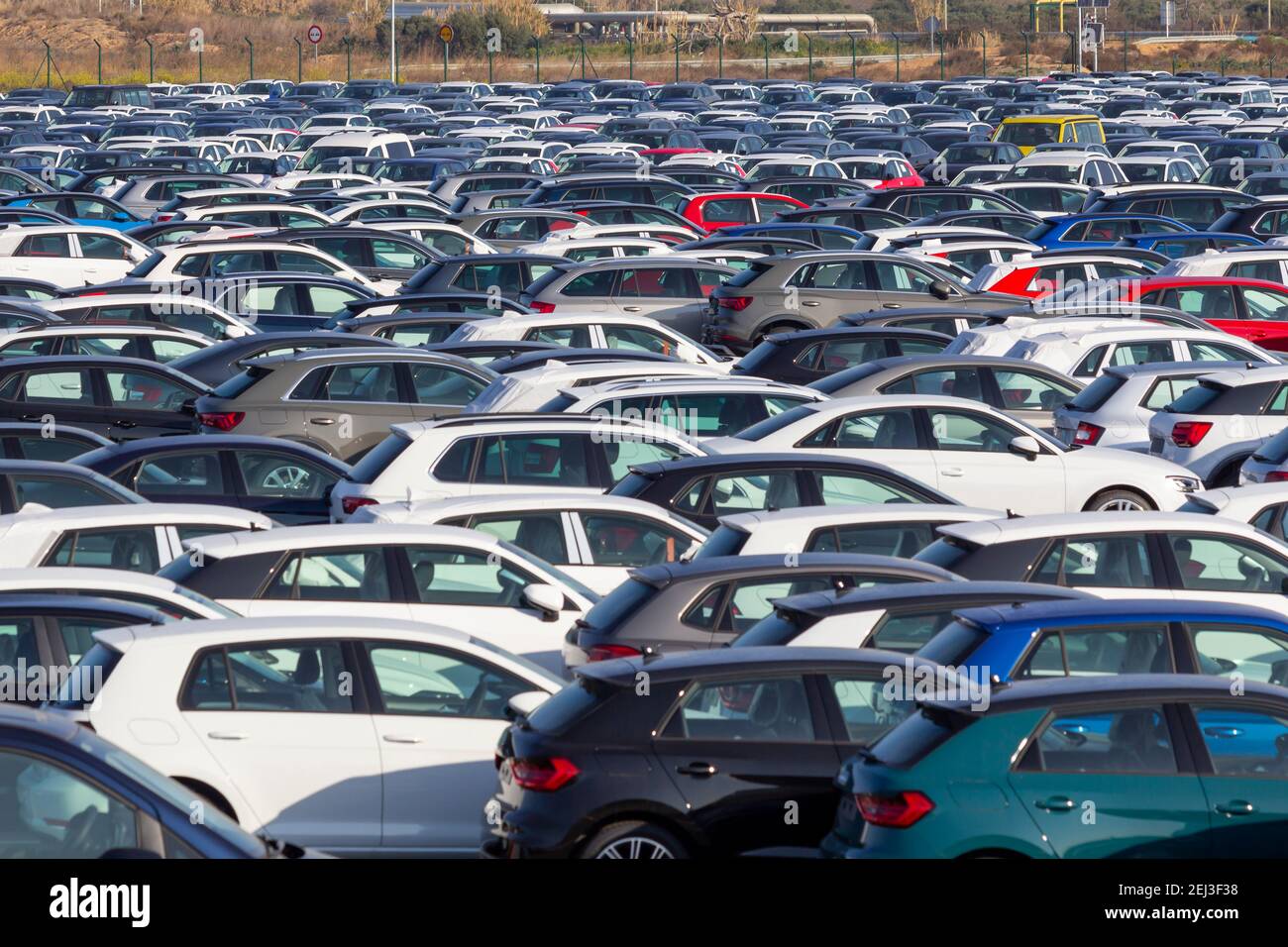 Un montón de coches nuevos a la venta en un parking Foto de stock