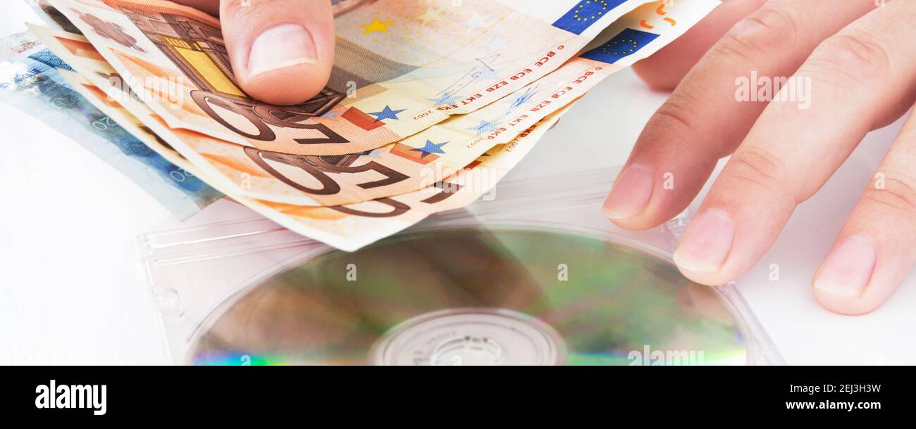 Datenhandel Mann bezahlt Geld für CD Banner Foto de stock