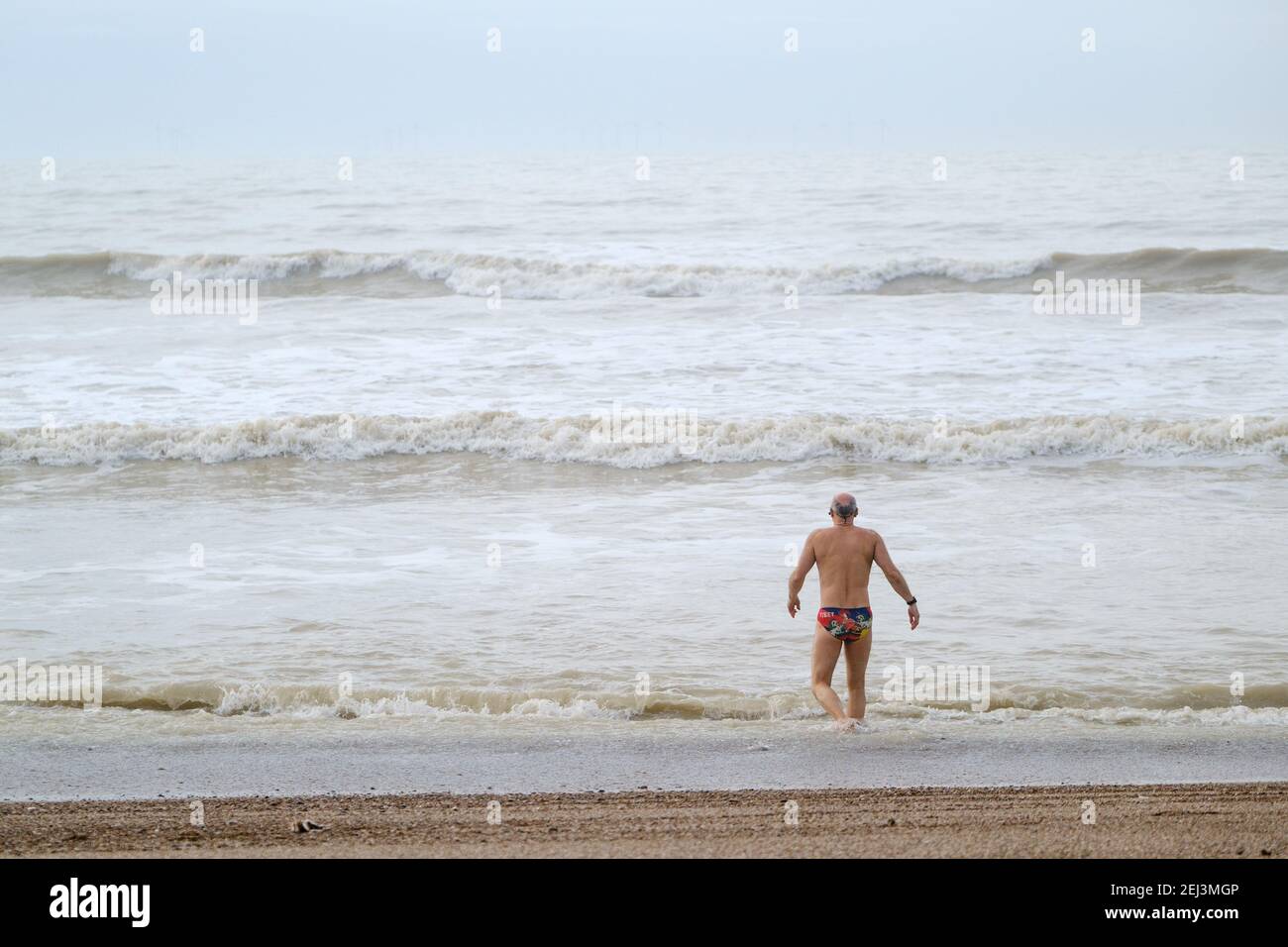 El nadador de agua fría se prepara para nadar en una playa de Misty Worthing el domingo 21 de febrero de 2021 en Worthing Beach, Worthing. . Foto de Julie Edwards. Foto de stock