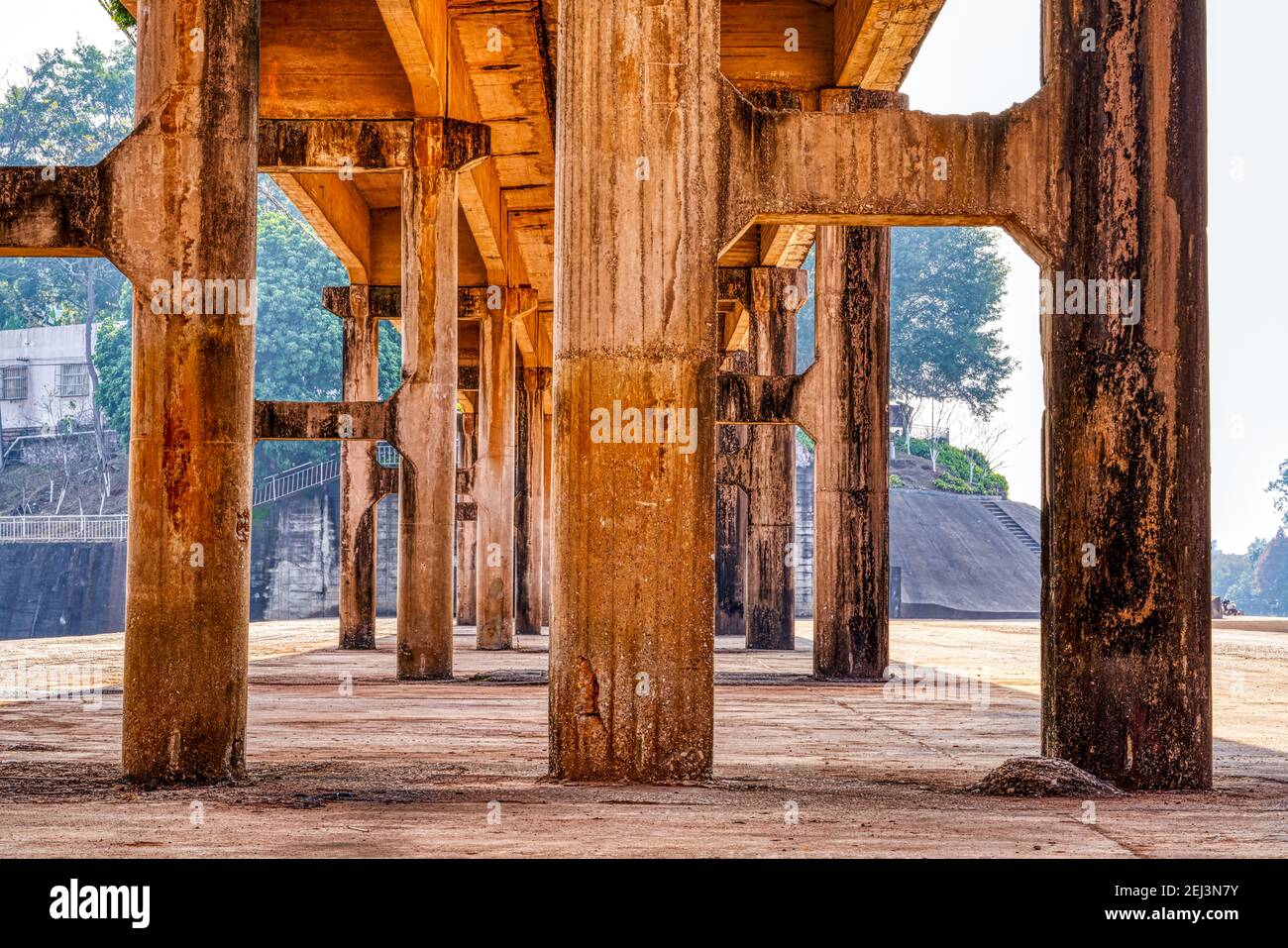 Primer plano del muelle del puente de paso de la presa Foto de stock