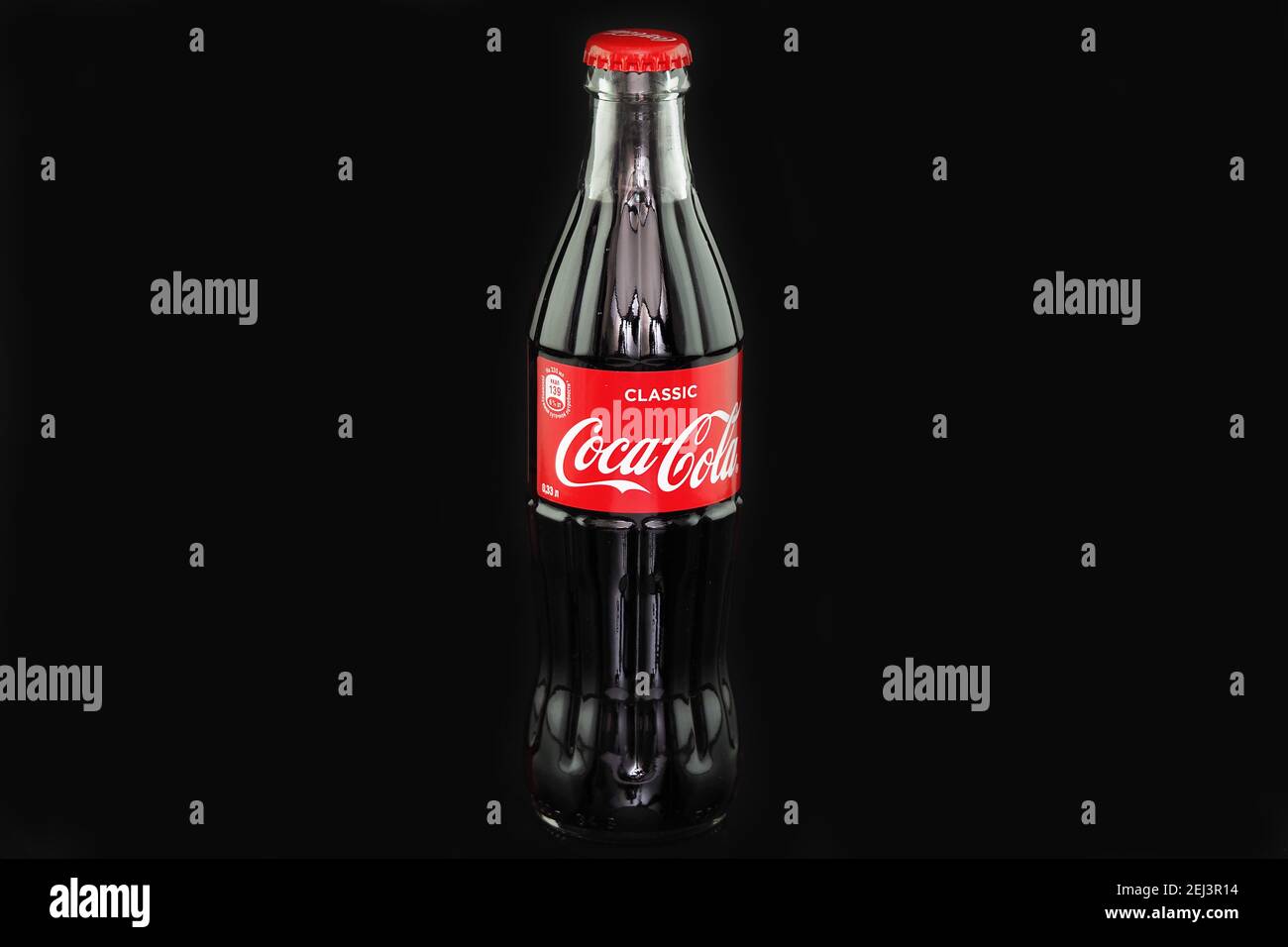 Coca Cola. Botella de vidrio con el logotipo de Coca-Cola, primer plano,  aislada sobre un fondo negro. Uso editorial Fotografía de stock - Alamy