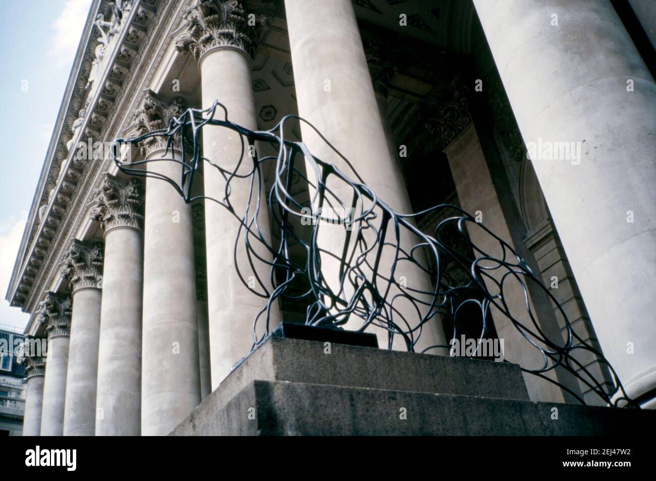 Una escultura de acero de 1993, el 'Oso' de Marcel Baettig, en la ciudad de Londres, Inglaterra, Reino Unido 1993. Esto formaba parte del ‘Arte en la ciudad’ de 1993 y tenía como objetivo poner la escultura entre los espacios verdes y la arquitectura distintiva de la ciudad de Londres. Tanto las palabras toro como oso son palabras estrechamente relacionadas con el mercado de valores de Londres. Marcel Baettig fundó la empresa social ‘Bow Arts’ en 1995, creando un modelo sostenible para el apoyo a los artistas y la educación artística. Foto de stock